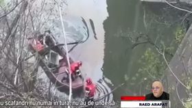 VIDEO Un microbuz a căzut în Dunăre. Scafandrii au fost aduși din alt județ